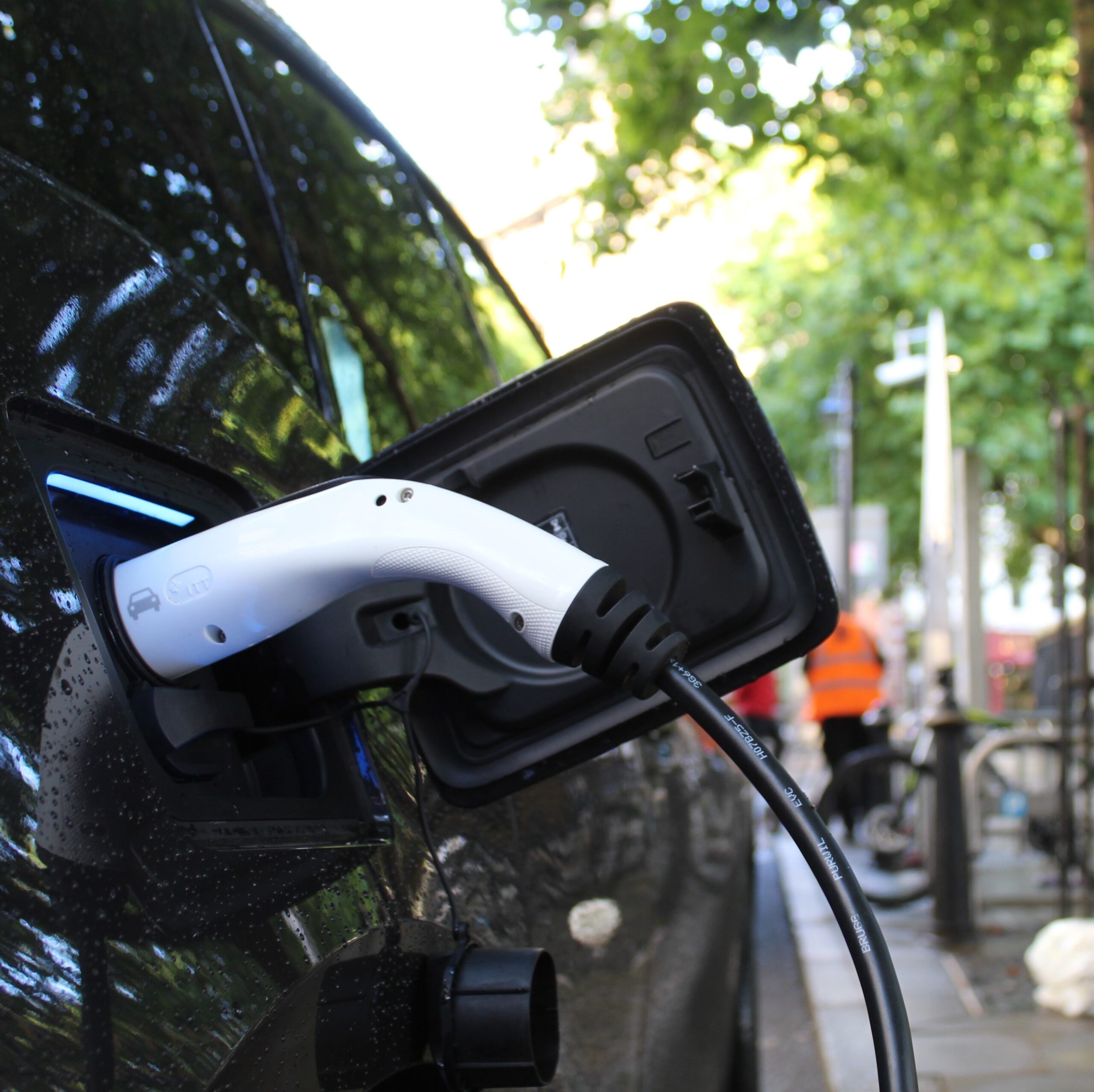 Auto elettrica Auto elettrica in ricarica presso una colonnina