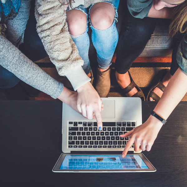 ragazze consultano il pc