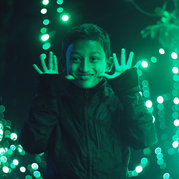bambino sorride luce green bambino sorride luce green