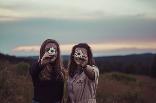 ragazze con fiori