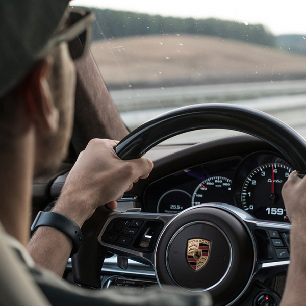 persona al volante di una porsche