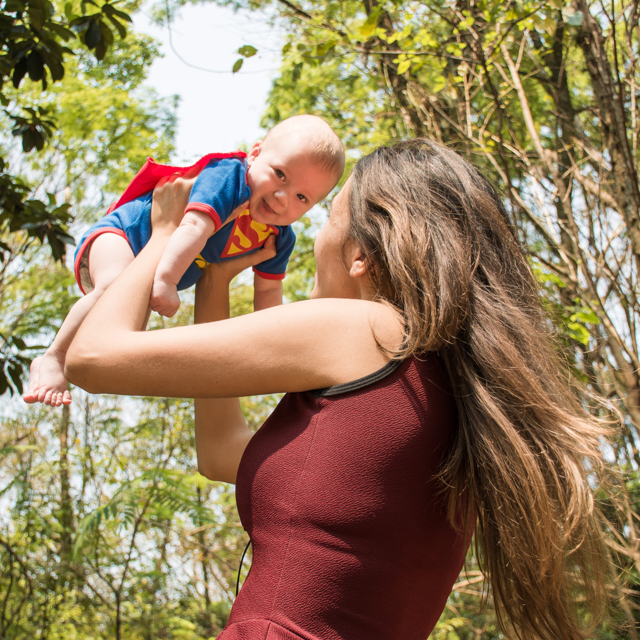valeria-zoncoll-ZtLASJerPb0-unsplash mamma e bambino nella natura